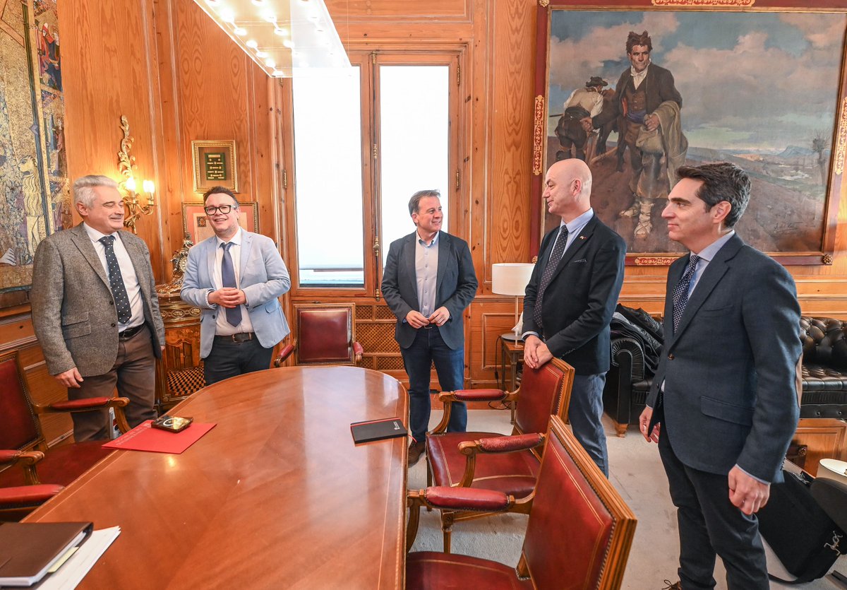 Diputación de Burgos (@dipburgos) on Twitter photo El presidente de la Diputación, Borja Suárez, ha recibido al nuevo rector de la Universidad de Burgos, José Miguel García. Agradecer la visita y mostrar la voluntad de la Diputación de seguir colaborando en esta gran realidad de presente y de futuro que es la <a href="/UBUEstudiantes/">Universidad Burgos</a> El presidente de la Diputación, Borja Suárez, ha recibido al nuevo rector de la Universidad de Burgos, José Miguel García. Agradecer la visita y mostrar la voluntad de la Diputación de seguir colaborando en esta gran realidad de presente y de futuro que es la <a href="/UBUEstudiantes/">Universidad Burgos</a>
