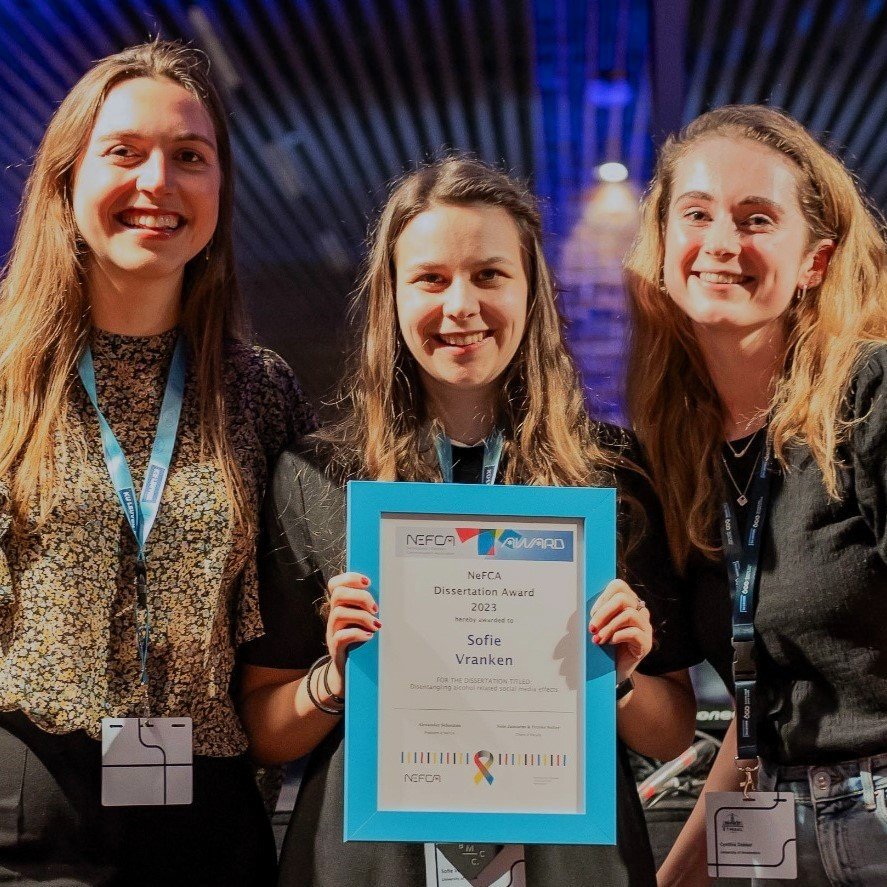 Advertising & Media Psychology (U of Vienna) (@adme_univie) on Twitter photo 🏆 Awards 🏆
At <a href="/Etmaal2025/">Etmaal2025 - etmaal2025.bsky.social</a>, AdMe's <a href="/SofieVranken_/">Sofie_Vranken</a> received the highly competitive Dissertation Award from the Netherlands | Flanders Communication Association (<a href="/ne_fca/">NeFCA</a>) for her work on alcohol-related social media effects.
We're very proud of you, Sofie! 🏆 Awards 🏆
At <a href="/Etmaal2025/">Etmaal2025 - etmaal2025.bsky.social</a>, AdMe's <a href="/SofieVranken_/">Sofie_Vranken</a> received the highly competitive Dissertation Award from the Netherlands | Flanders Communication Association (<a href="/ne_fca/">NeFCA</a>) for her work on alcohol-related social media effects.
We're very proud of you, Sofie!