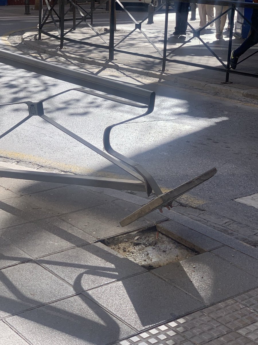 aliciaalse's tweet photo. Le quedan dos telediarios, para arrancar completamente la valla y venderlo al mejor postor.
Que lamentable.
Pedro Antonio dé Alarcón, esquina con Manuel de Falla.
Que ascazo!! https://t.co/oSVX4A2OZB