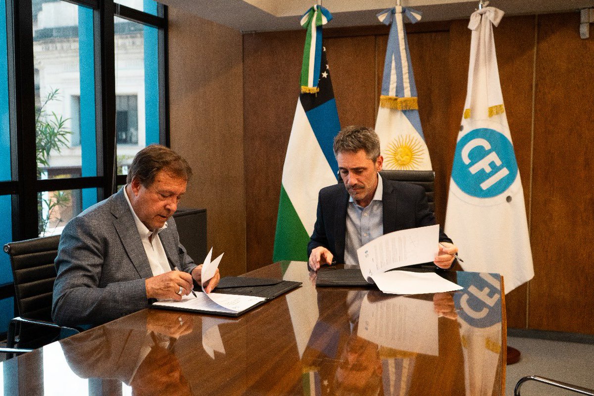 COMPROMISO FIRME DEL CFI CONTRA LOS INCENDIOS EN EL BOLSÓN

Hoy, junto al Secretario General del <a href="/CFI_Argentina/">CFI</a>, <a href="/ignalam/">Ignacio Lamothe</a> aseguramos la asignación de $1.000 millones para enfrentar la emergencia en El Bolsón. Durante una reunión decisiva, confirmamos el financiamiento para
