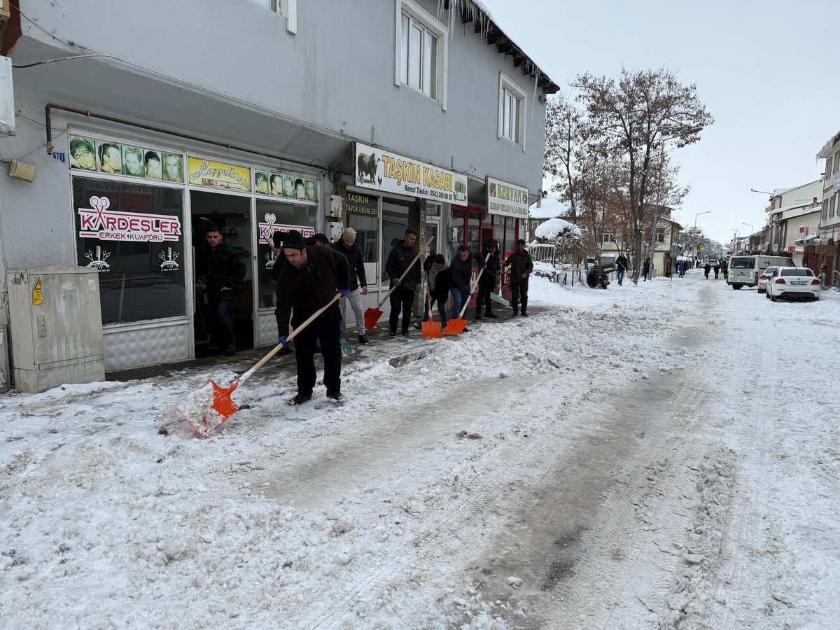 Yağışın etkisini kaybetmesiyle ekiplerimiz karla mücadele çalışmalarına vardiyalı olarak başladı en kısa sürede kırsal merkez tüm yol ağımızı aktif duruma getireceğiz.