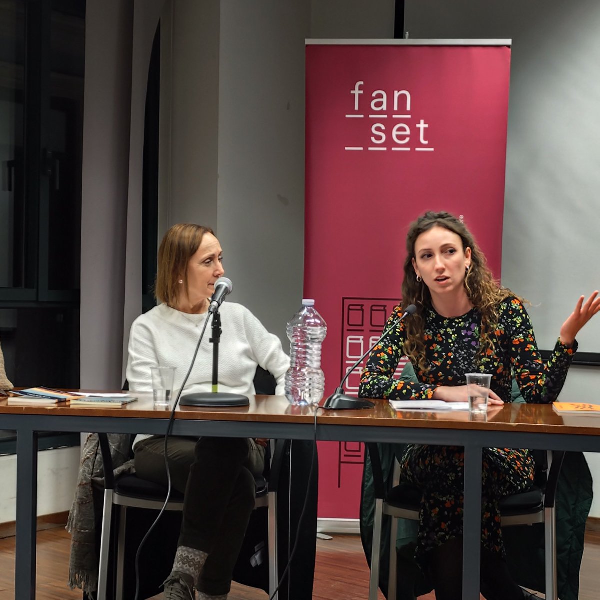 Presentació de @gregorisola a la <a href="/fan_set_/">llibreria fan set</a> d'Una carretera sense arbres i Un estiu, dues obres dramàtiques de <a href="/ClaudiaSerraG/">Clàudia Serra</a> Basades en fets reals literaturitzats, universals i intemporals, que  fan reflexionar sobre l'abús de poder i tragèdies recents colpidores com la dana