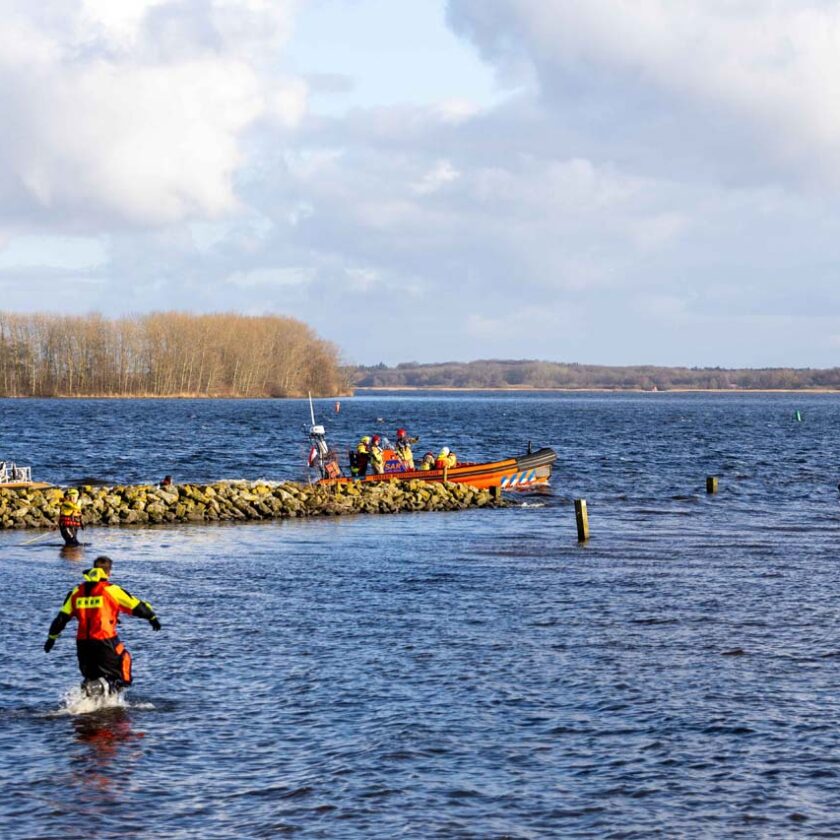 Persoon te water in Naarden: Hulpdiensten grootschalig ingezet