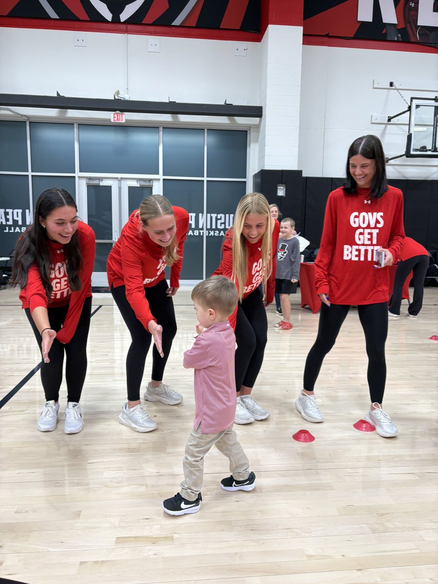 Got to hang out with the next generation of girls in sports last night. It was so much fun celebrating National Women and Girls in Sports Day with the Clarksville community! 

#GovsGiveBack | #LetsGoPeay