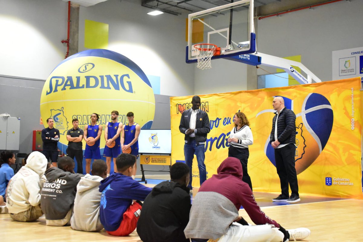 📝 Baloncesto como herramienta integradora con Compromiso Granca.

▪ Un grupo de menores de diferentes centros de acogida de la isla disfrutan de una tarde de baloncesto con los jugadores del Segunda FEB.

➡ cbgrancanaria.net/news/baloncest…
