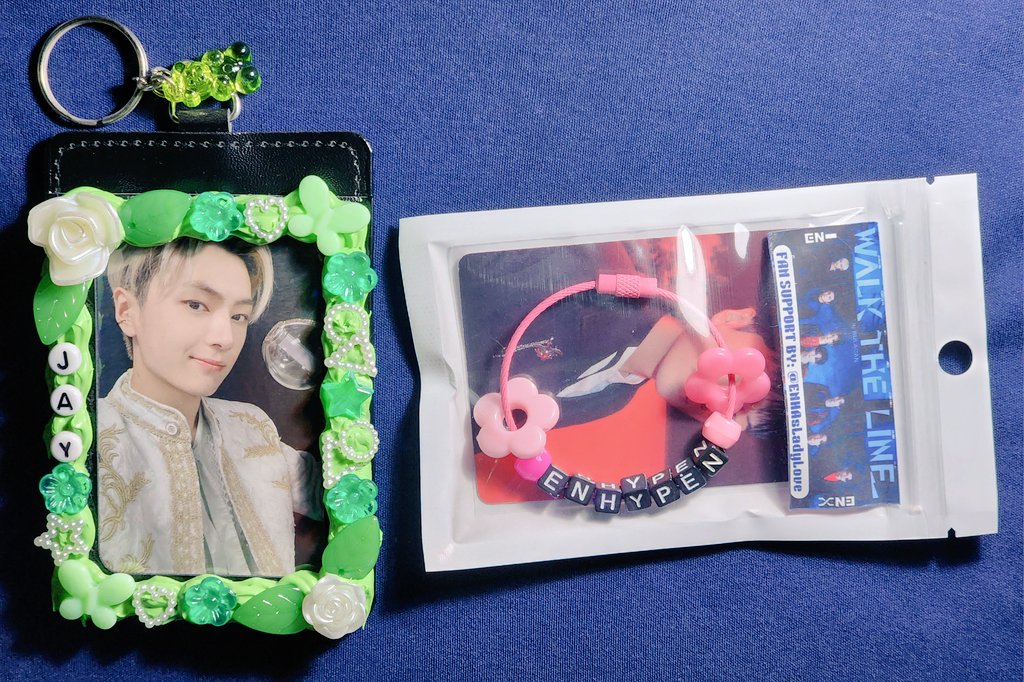 ENHAsLadyLove's tweet photo. #ELL_Gives
#ELL_WTL_FanSupport
#ELL_Freebies

Actual Items:
✅️ Decorated Leather Pocahol + Rotating Screw Wire Keyring with Lomo Cards SET

#엔하이픈 #ENHYPEN #WALKTHELINE_IN_BULACAN

***
kindly mention if you received any of the items below (for x/tiktok moots) 🙆‍♀️
thank you 🫶 https://t.co/YM58s6XSP4