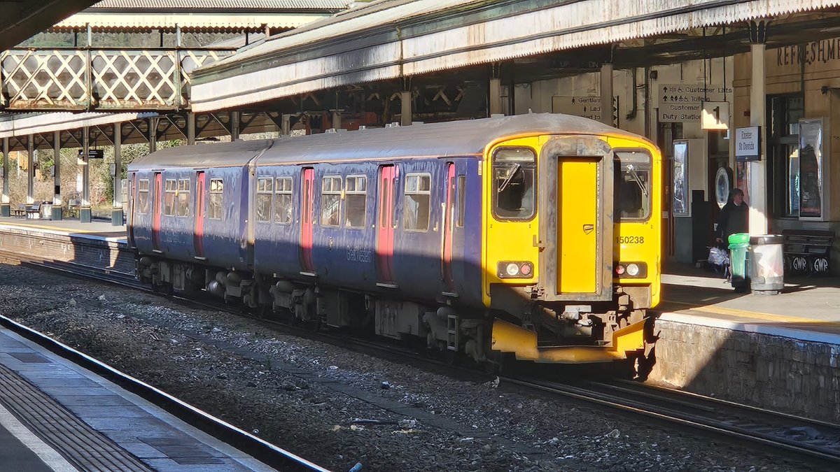 Tall_Controller's tweet image. Almost 10 years since the first rolling stock was outshopped in GWR green (sleeper coach 10594), there is just one unit left in FGW blue.
150238 will shortly be departing for Wolverton to be overhauled. It'll bring an end to almost 20 years of First Great Western blue and pink.