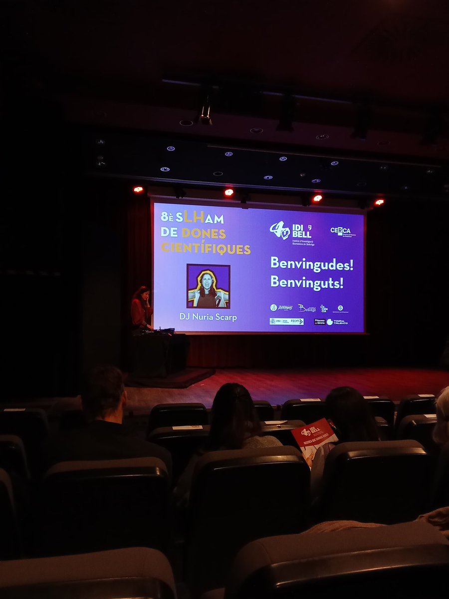 Aquesta tarda a l'Hospitalet a l' Auditori Barnadas escoltarem Dones Científiques! La sala és ben plena de jovent. Hi ha esperança. No està tot perdut! Segur que hi ha gent d'altes capacitats, gent amb moltes hores de feina i preparació. #ConeixAC