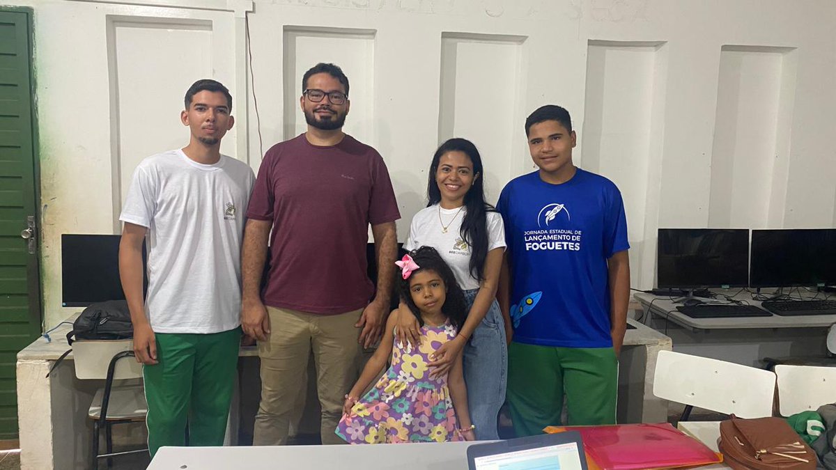 aislanrafael's tweet photo. 🐝💚 Hoje estive no CETI Álvaro Rodrigues em Itainópolis-PI, a convite da profª Mariana Campos (BeeCarbon), para falar sobre a BeeCerrado na Semana Presente 2025: Sustentabilidade e Inovação. Além de inspirar os alunos sobre meliponicultura e bioeconomia, firmamos uma parceria. https://t.co/b7dB0z9PyJ