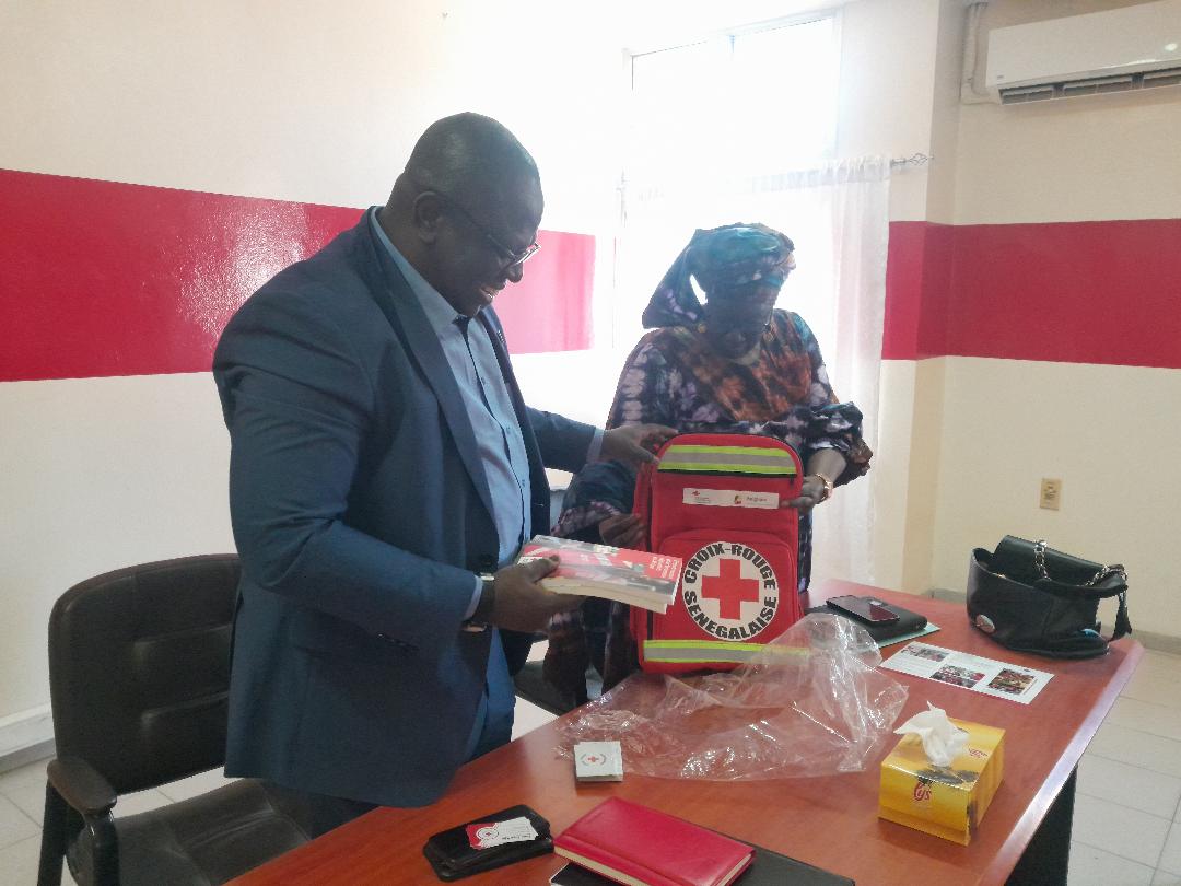 CSenegalaise's tweet image. Courtesy visit of the new Secretary General of the Gambia Red Cross to @CSenegalaise. Ebou Faye Njie and President Bafou Ba, exchanged with the heads of departments and services present on the possibilities of reviving humanitarian cooperation...