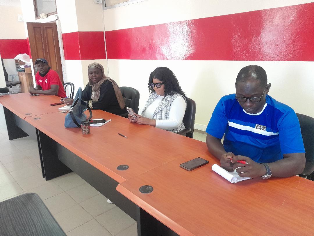 CSenegalaise's tweet image. Visite de courtoisie du nouveau secrétaire général de la Croix-Rouge gambienne à la @CSenegalaise. Ebou Faye Njie et la présidente Bafou Ba, ont échangé avec les chefs de départements et de services présents sur les possibilités de relance de la coopération humanitaire...