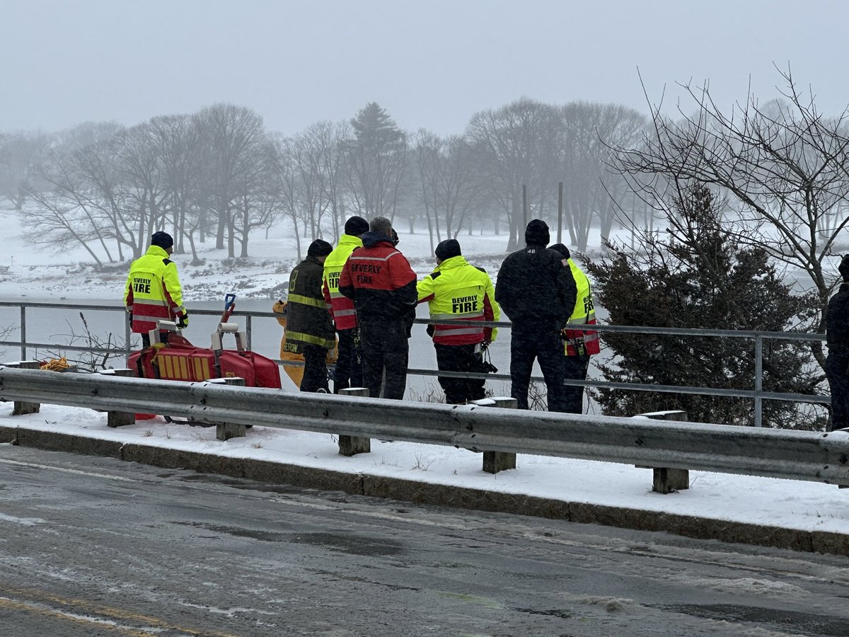 Beverly FD and PD with dive team members recovered a body in the Danvers River near the Kenwood Bridge earlier. #boston