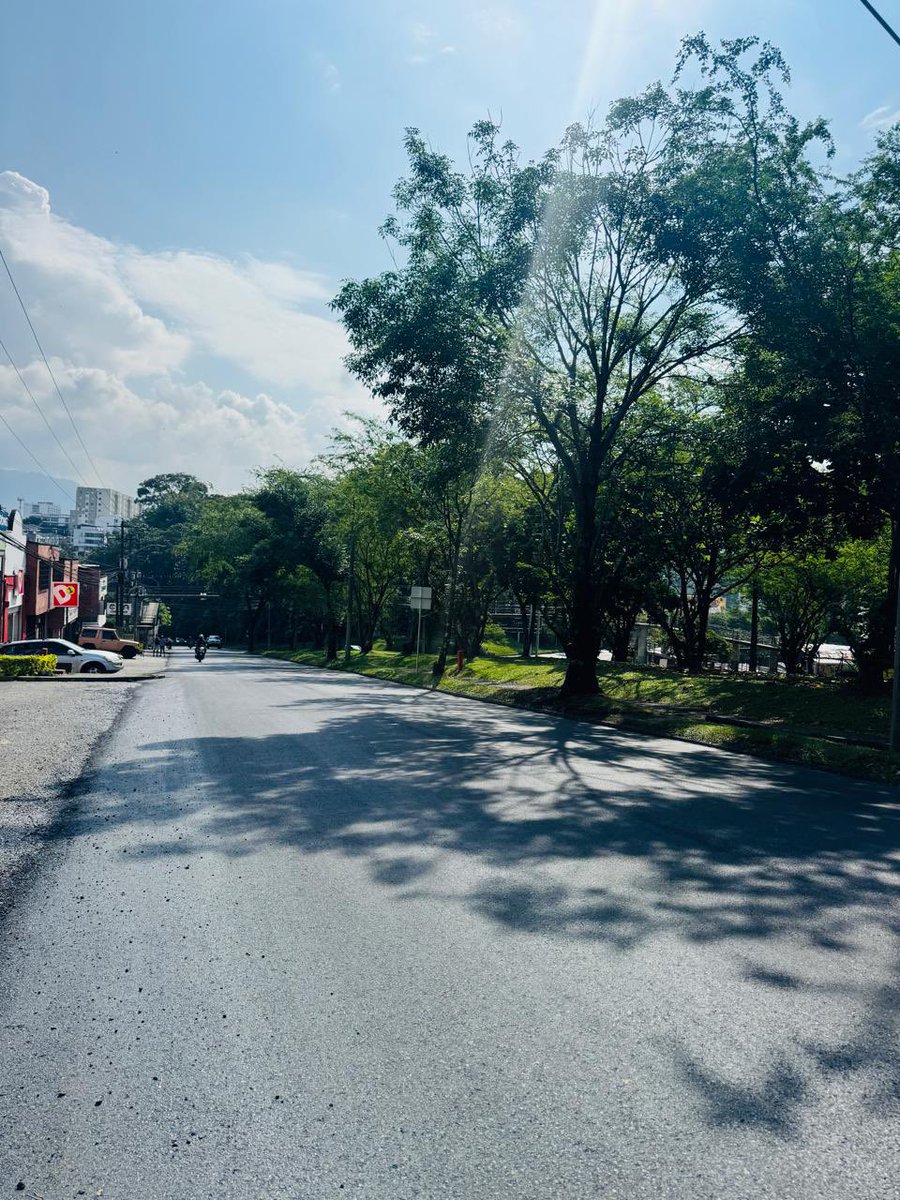 Alcaldiapereira's tweet photo. RENOVACIÓN INTEGRAL DE LA MALLA VIAL EN LA AVENIDA SUR

🏩 La #AlcaldíaDePereira culminó las labores de mejoramiento de la malla vial en 300 metros de la #AvenidaSur. Los trabajos incluyeron la demolición completa de las losas deterioradas, la compactación de la superficie y la nivelación del espesor total con mezcla asfáltica, garantizando así la durabilidad y resistencia de la vía.

🛣️ Estas labores se realizaron de manera ágil en horario nocturno para minimizar los inconvenientes en la movilidad. Ahora, los ciudadanos pueden disfrutar de un recorrido más seguro y rápido.