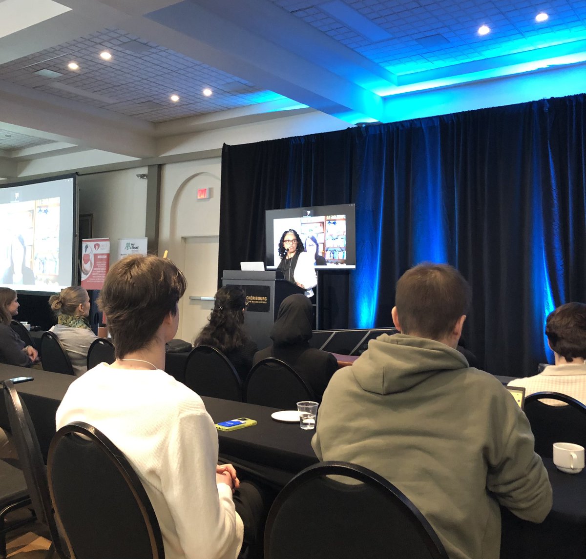 Bon début d’après-midi ! 
Nous débutons avec un symposium sur le diabète: faire le pont entre les soins pédiatriques et adultes avec Dre Nakhla, Dre Kichler et Dre Brazeau !