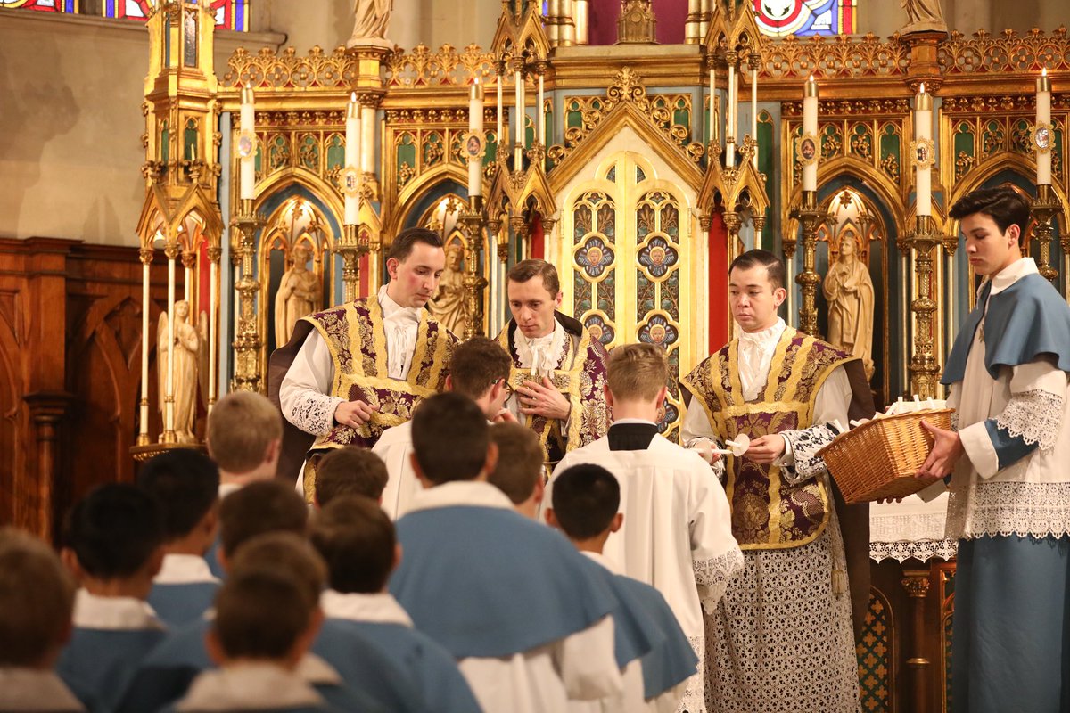 StJosephShrineD's tweet photo. Candlemas at St. Joseph Shrine, February 2 🕯️

#Detroit #ICKSP #Catholic #Tradition https://t.co/JLTVHlwfXp