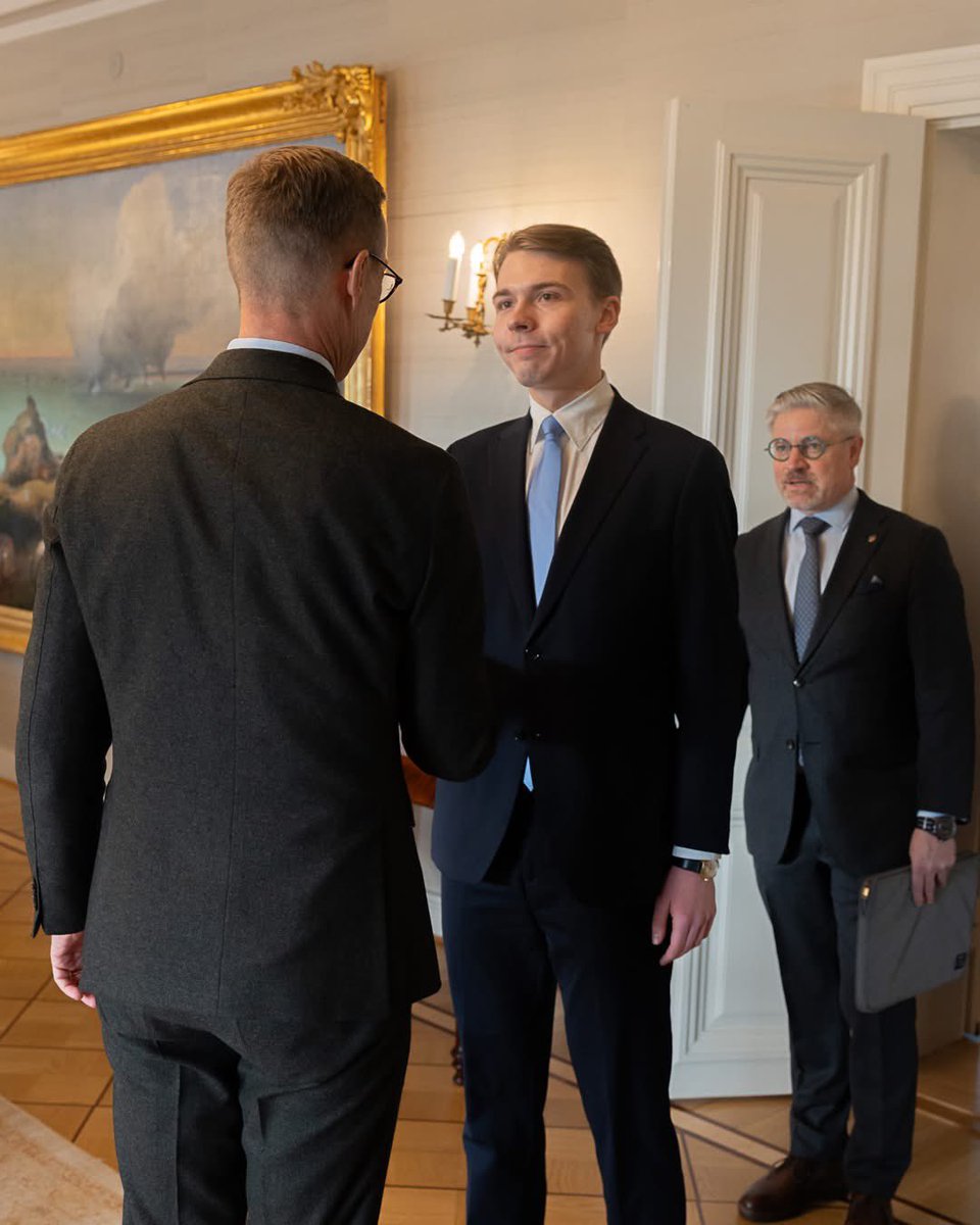Maanpuolustusjärjestöt tapasivat tänään Ylipäällikön kanssa Presidentinlinnassa. Keskustelimme maanpuolustuksen ajankohtaisista asioista ja puolustusselonteon teemoista. Oli kunnia edustaa varusmiehiä Varusmiesliiton puheenjohtajana. Isänmaan asia on yhteinen. 🇫🇮