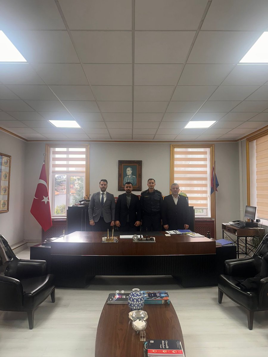 İlçe Başkanımız Sayın Dursun Karabacak ve Sarıyer Belediyesi Meclis Üyelerimiz,Sarıyer İlçe Jandarma Komutanımız Yarbay Burhan Çolak’ı makamında ziyaret ederek;ilçemiz hakkında istişarede bulundular. Kendilerine misafirperverliğinden dolayı teşekkür ederiz.