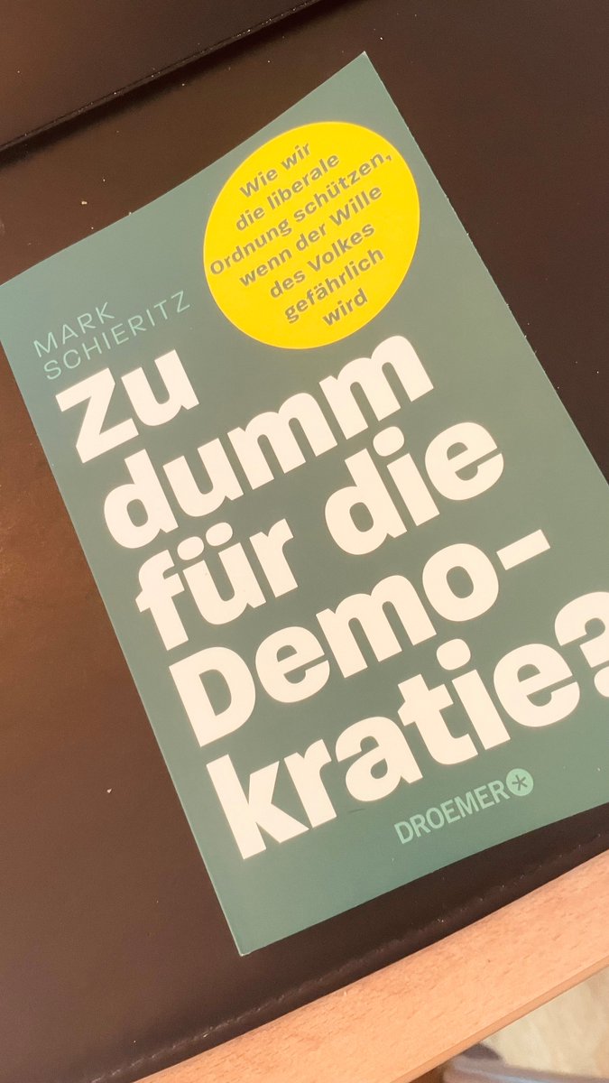 MarcWehning's tweet photo. Ich habe mir eben das Buch „Zu Dumm für die Bürokratie" gekauft. Ich bin auch tatsächlich nicht sicher, dass ich nicht doch auf irgendeine kabarettistische Einlage hereingefallen bin. Wenn das so ist, möge man mir das bitte mitteilen, denn dieses ist ein unfassbares Werk von Mark @schieritz , dem stellvertretenden Ressortleiter Politik, aus dem linken Käseblatt „Zeit“ und ruft zu nicht weniger als der Abschaffung der Demokratie auf, wenn das Wahlergebnis dem linken Fundamentalisten nicht gefällt.

Es trägt weder zu einer konstruktiven Debatte über politische Bildung noch zur Stärkung demokratischer Prozesse bei. Vielmehr verbreitet es gefährliche Ideen, die in einer pluralistischen Gesellschaft keinen Platz haben sollten.  Die Argumentation widerspricht fundamental dem demokratischen Grundgedanken, der auf Meinungsvielfalt und politischer Teilhabe basiert. Die Argumentation wirkt total überheblich, da sie mir als Bürger (er nennt mich <wildes Tier>)  die Fähigkeit abspricht, eigenständig politische Entscheidungen zu treffen. Zum Glück wohne ich in der Stadt – dem Dorfmenschen an sich traut Schieritz überhaupt gar nichts zu.

Ich fühle mich ja selber wie ein rechter Schwurbler, wenn ich schreibe, das Medien gezielt Desinformationen verbreiten. Aber für Schieritz (und damit wohl auch seinem linksgerichteten Arbeitgeber im Gewand einer neutralen Infomationsquelle) ist die Desinformation akzeptabel oder sogar lobenswert, solange sie den Zielen des Autors dient. Dieses ist zutiefst problematisch und wirft für mich schwerwiegende ethische Fragen auf. Eine solche Haltung untergräbt die Grundprinzipien einer offenen, demokratischen Gesellschaft, die auf Transparenz, Wahrheit und Meinungsfreiheit basiert. Sie rechtfertigt Manipulation im Namen der linken politischen Agenda und stellt damit die moralische Integrität derjenigen infrage, die sich für soziale Gerechtigkeit und Gleichheit einsetzen.

Aber vielleicht ist das Buch ja doch Satire – ansonsten kann ich mir nicht erklären dass deutsche Journalisten zur Abschaffung der Demokratie aufrufen. Wenigstens machen Sie das jetzt öffentlich, dann wissen ja jetzt woran wir sind wenn wir die „Zeit“ aufschlagen.