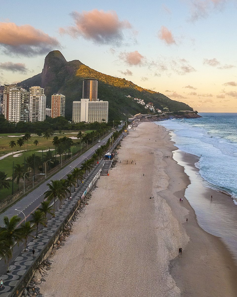 droneriobr's tweet photo. São Conrado e suas vistas lindas. Para um lado, o Morro Dois Irmãos. Para o outro, a Pedra da Gávea. Qual você prefere?
#saoconrado #riodejaneiro #rj #morrodoisirmaos #pedradagavea #paisagenscariocas #naturezaurbana #landscapephotography #visitbrasil https://t.co/7eJSjKaKEx