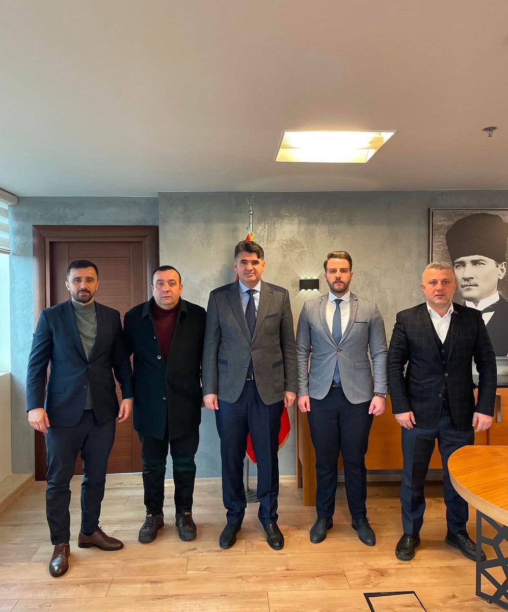 İlçe Başkanımız Sayın Dursun Karabacak ve Sarıyer Belediyesi Meclis Üyelerimiz, Sarıyer Kaymakamımız Sayın Ömer Kalaylı’yı makamında ziyaret ederek; ilçemiz hakkında istişarede bulundular. Sayın Kaymakamımıza misafirperverliğinden dolayı teşekkür ederiz.