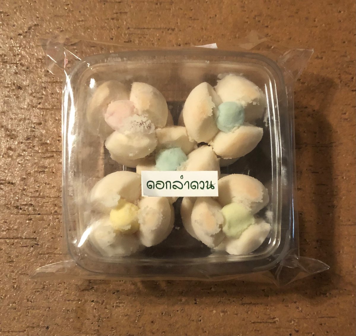 sun_okazu's tweet photo. 今日のおやつ。カノムドークラムドゥアンなるタイのかわいい郷土菓子。

ソフトなクッキーをローソクで燻してあるのが特徴で、現地在住の日本の友人たちからはローソク香がやや評判悪めなのだけれど、私は好きな味😋

#okazusunおやつ https://t.co/Sc8bCHtYPl