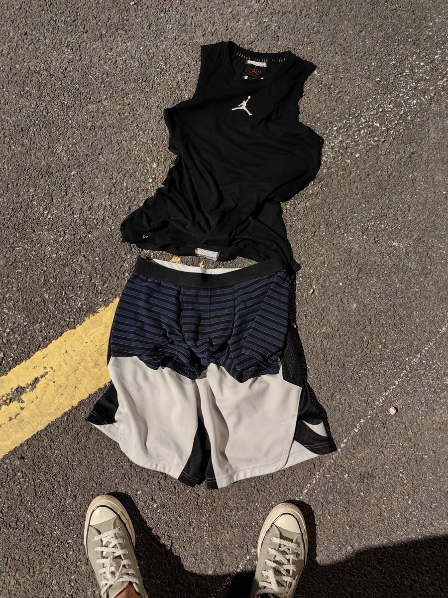 还是夏天好，能在马路上晾晾衣服