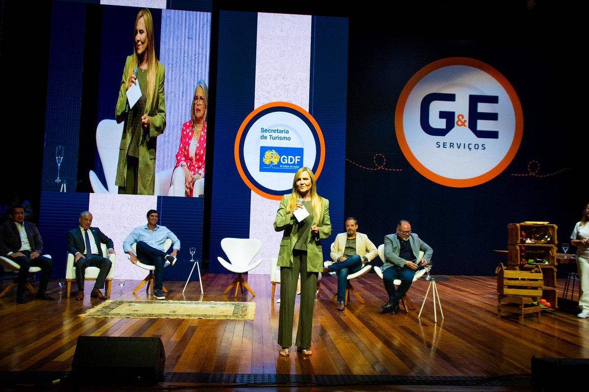 celinaleao's tweet photo. Começamos nossa agenda hoje (6) com o 2º Encontro Sabor de Escola, um momento importante de formação e atualização para as 2.700 merendeiras que garantem a alimentação de milhares de estudantes no Distrito Federal.Durante o evento, fui surpreendida com a honra de ser declarada embaixadora do projeto. Esse reconhecimento reforça a importância do nosso trabalho e do compromisso em valorizar essas profissionais, que desempenham um papel fundamental nas escolas.O encontro acontece antes do início do ano letivo para garantir que essas profissionais estejam cada vez mais preparadas para esse desafio diário.
A alimentação escolar é uma política pública essencial e investir na capacitação dessas profissionais é investir no futuro de milhares de crianças e jovens. #Educação #MerendaEscolar