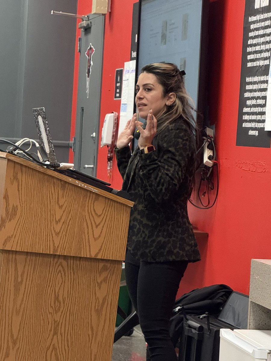 david_possner's tweet image. When superstars facilitate for other superstars, you make MAGIC! Only in @CSD31SI!!! Only at the Assistant Principal Leadership Session 3!