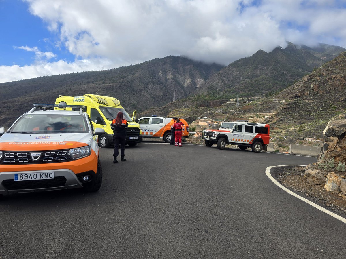 Trabajo en equipo por el Camino Viejo de Candelaria. 🌱🤝

Colaboramos con el voluntariado ambiental del <a href="/CabildoTenerife/">Cabildo de Tenerife</a> para contribuir a la conservación del recorrido y garantizar la seguridad de las personas que visitaron a la patrona de la Isla en su día.