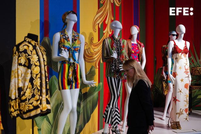 EFE_Andalucia's tweet photo. Gianni Versace, que se definió a sí mismo como un Marco Polo que iba viajando por el mundo para recolectar impresiones que llevaba después a sus diseños, recala ahora en Málaga con una exposición retrospectiva inédita en España con más de medio millar de objetos. https://t.co/E3JujctBkX
