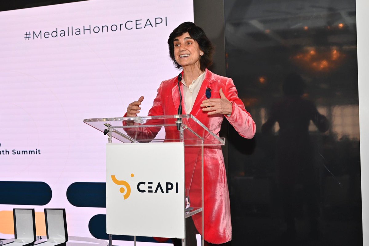 <a href="/IEuniversity/">IE University</a> <a href="/nuriavilanova/">Núria Vilanova Giralt</a> 🎖️La presidenta y fundadora de <a href="/southsummitbr/">South Summit Brazil</a>, <a href="/mbenjucv/">Maria Benjumea</a> , recibe la #MedallaHonorCEAPI

🗣️ La premiada señala: "Me siento muy orgullosa de ser Iberoamericana. Y cuando voy a los distintos países de nuestra gran región solo encuentro talento, innovación, empresarios y gente que