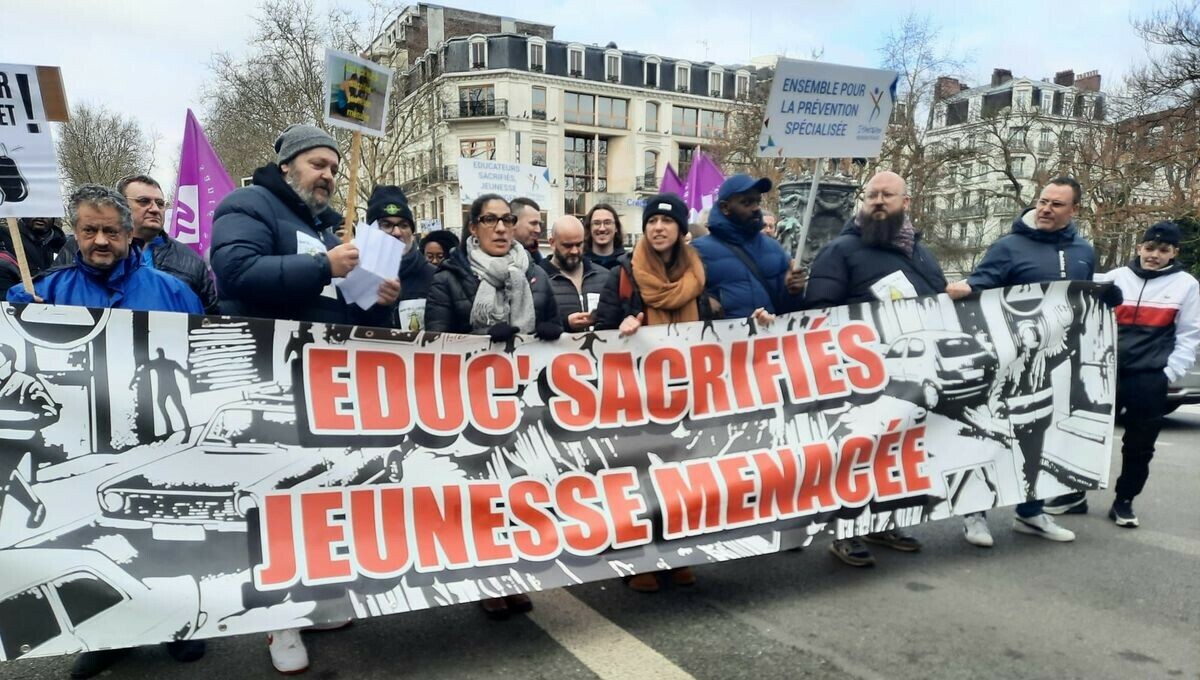 ici_nord's tweet photo. "Poiret t'es foutu, les éduc' sont dans la rue" clament les agents de la prévention sociale du Nord en manifestation à Lille cet après-midi. 
➡️ https://t.co/aZwsqQUr5O https://t.co/cX0SbEc2lp