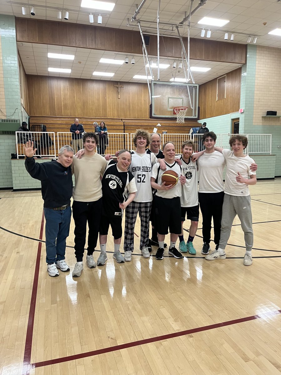 All smiles when ⁦<a href="/NNHSTigers/">Newton North Tigers</a>⁩ 🏀 get together with The Newton Celtics and Athletes Unlimited as they gear up for the Kevin Clancy Memorial tournament on March 15th. Shoutout to Mark Kelly and Rick Cass for all the work they do. March Madness is around the corner!
#paddys