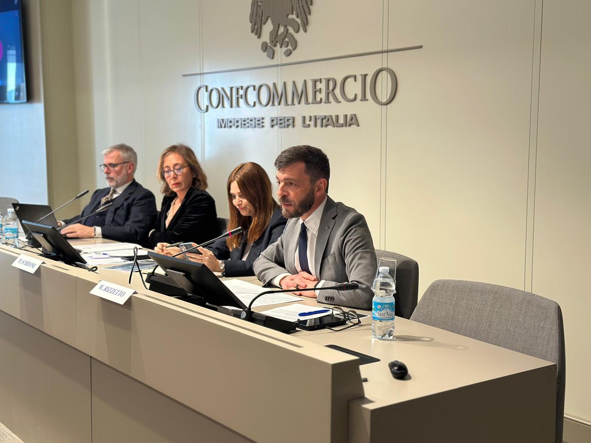 Con piacere ho partecipato alla presentazione del Manifesto dei Professionisti di <a href="/confcommPRO/">Confcommercio Professioni</a> sull'intelligenza artificiale. In questa fase di transizione la #formazione professionale, insieme a #IA e competenze emergenti saranno sempre più protagonisti nel mondo del #lavoro.