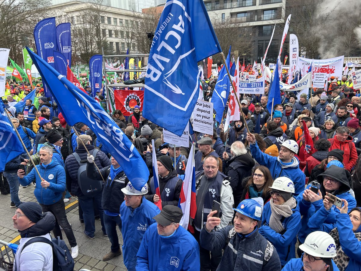 ACLVB's tweet photo. Duizenden werknemers uit alle hoeken van Europa verzamelden gisteren in de Europese wijk. Hun noodkreet? "Red onze jobs!"

Geert Dumortier, sectorverantwoordelijke metaal ACLVB: “Als we industrie willen houden in Europa, moeten nu maatregelen genomen worden en niet morgen!” https://t.co/8k5H74O9QD