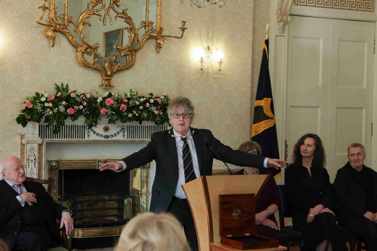 PresidentIRL's tweet image. President Michael D. Higgins this morning conferred the honour of Saoi of Aosdána on the poet Paul Muldoon at a ceremony at Áras an Uachtaráin. The President presented Paul with the symbol of the office of Saoi, the gold Torc. Read more at president.ie/en/media-libra…