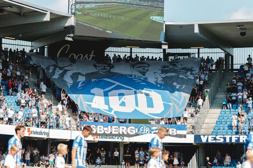 EfbNostalgi's tweet photo. 20.07.2024 Fanscenen hylder fire store EfB koryfæer - Jens Peder Hansen, Ole Kjær, Egon Jensen og Rudi Strittich!👏👏

#EfB #EsbjergfB #EfB1924 #Esbjerg https://t.co/3KyAKZdih2