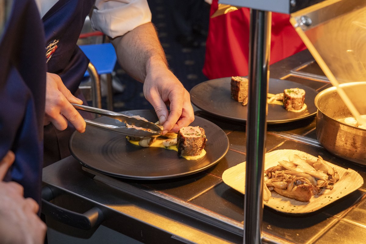 RAFConingsby's tweet image. #SkillsTest at @RAFConingsby yesterday as Catering Flight put Chefs and Stewards under pressure to innovate and produce winning dishes.
RAF Chefs can find themselves cooking in a field kitchen one day, and preparing a banquet the next. Find out more here: recruitment.raf.mod.uk/.../roles.../l…