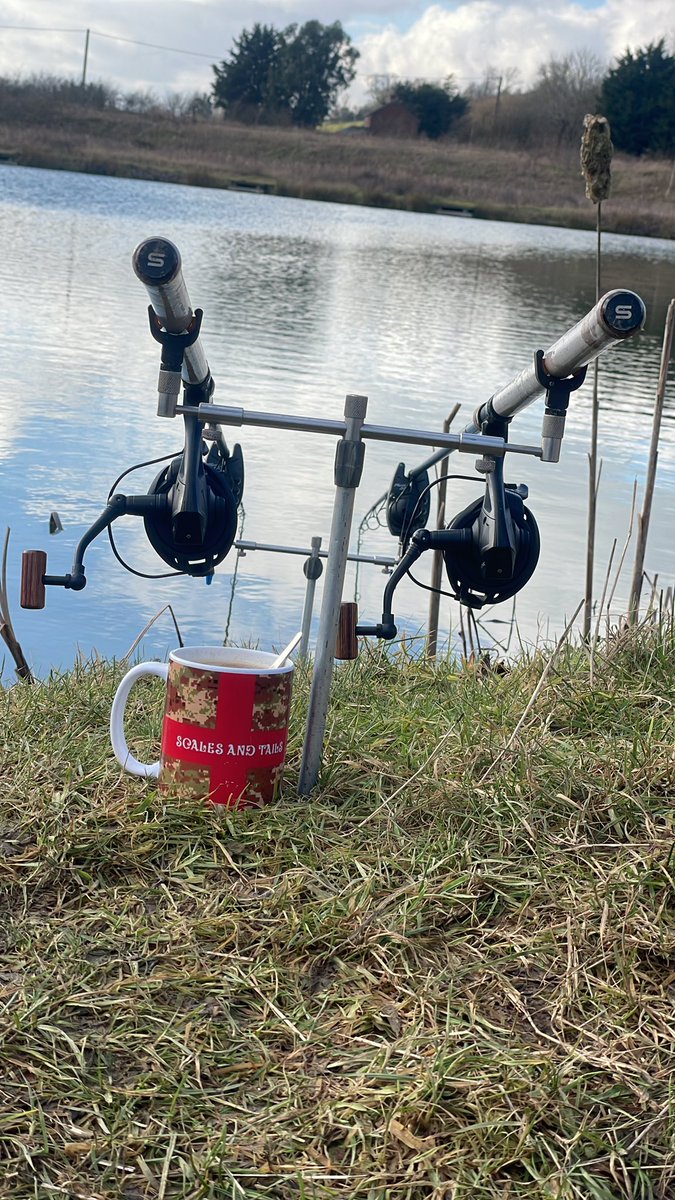 Team member <a href="/WBMCarpFishing/">WBMCarpFishing.co.uk</a> is out for the day warming up with a brew after having to clear the ice this morning for 40 minutes before he could get his rods out in the dance floor!
Hard managed to nick one in spite of that and got time for another dark 🤞
#scalesandtails #fishing