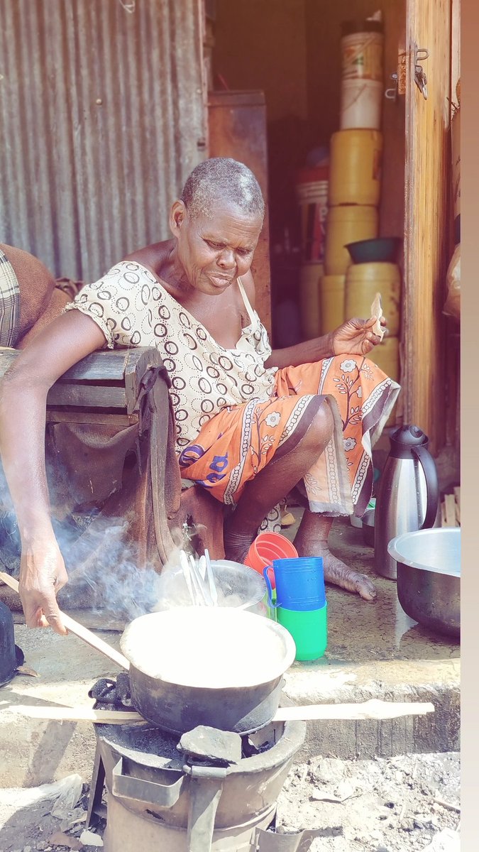 habilotieno10's tweet image. The traditional way of cooking is still practiced in some homes in Kibera, preserving cultural heritage and resilience. Despite modernization, many families continue to use firewood and charcoal stoves, reflecting both tradition and necessity.

#TraditionalCooking #Kibera