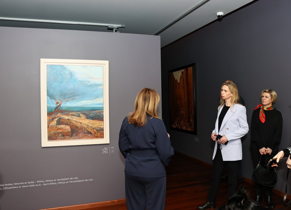 USEmbVilnius's tweet photo. Today, Ambassador McDonald visited the Samuel Bak Museum with the embassy community, reflecting on the life and work of Holocaust survivor and artist Samuel Bak. The visit highlighted the museum’s role in preserving historical memory and fostering cultural understanding.

#USinLT #AmbMcDonald #SamuelBak