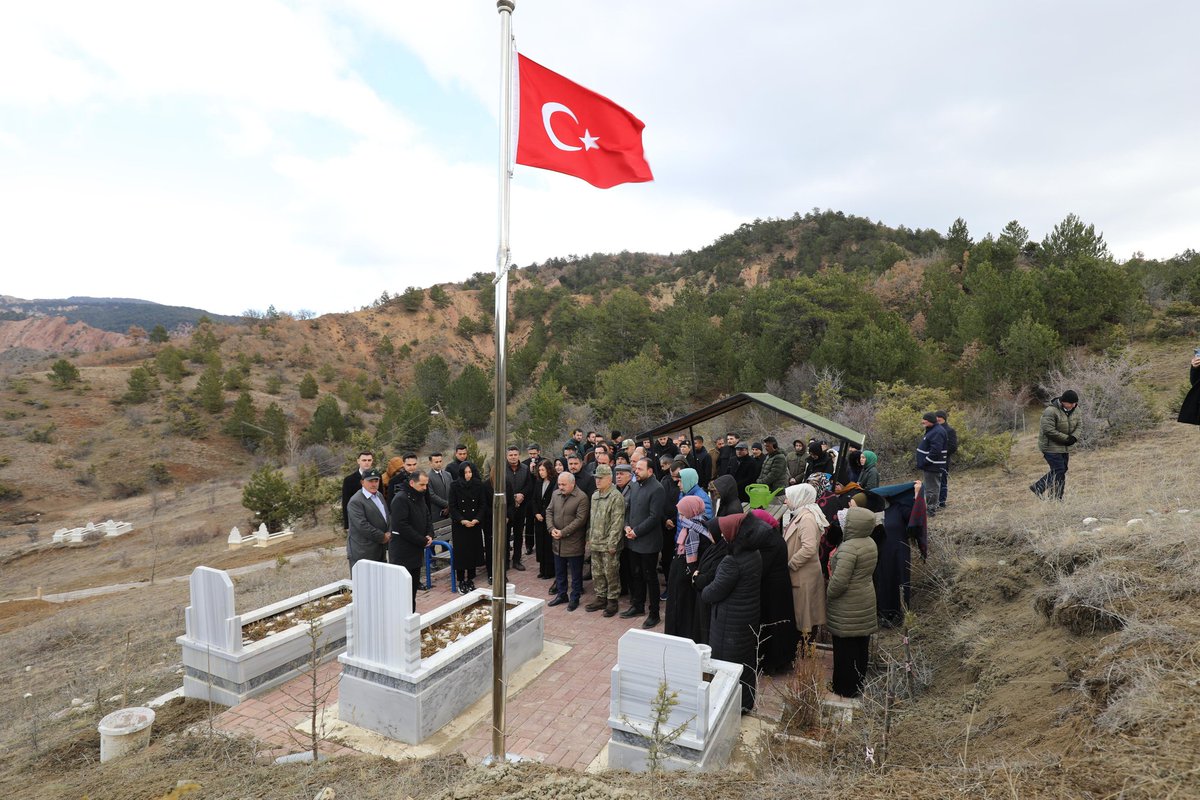Valimiz Sn. <a href="/firattasolar/">M. Fırat Taşolar</a> ve eşi Hanımefendi Didem Taşolar protokol üyeleri ile birlikte 6 Şubat Depremlerinde şehit olan Asb. Üçvş. Emrah Yaman ve oğlu Mehmet Umut Yaman’ın kabirlerini ziyaret ettiler.