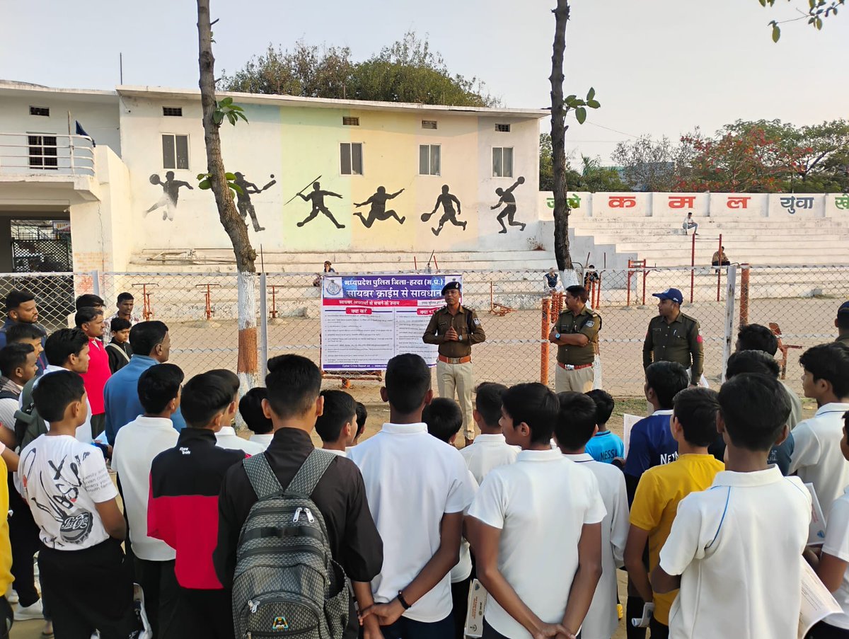 OfficialSPharda's tweet image. जिला हरदा थाना कोतवाली प्रभारी एवं स्टॉफ द्वारा नेहरू स्टेडियम में खिलाडीयों को सायबर जागरूकता अभियान के तहत सायबर ठगी ओर इससे बचने की जानकारी दी गई ।
@CMMadhyaPradesh @DGP_MP  @igp_hbd @MPPoliceDeptt