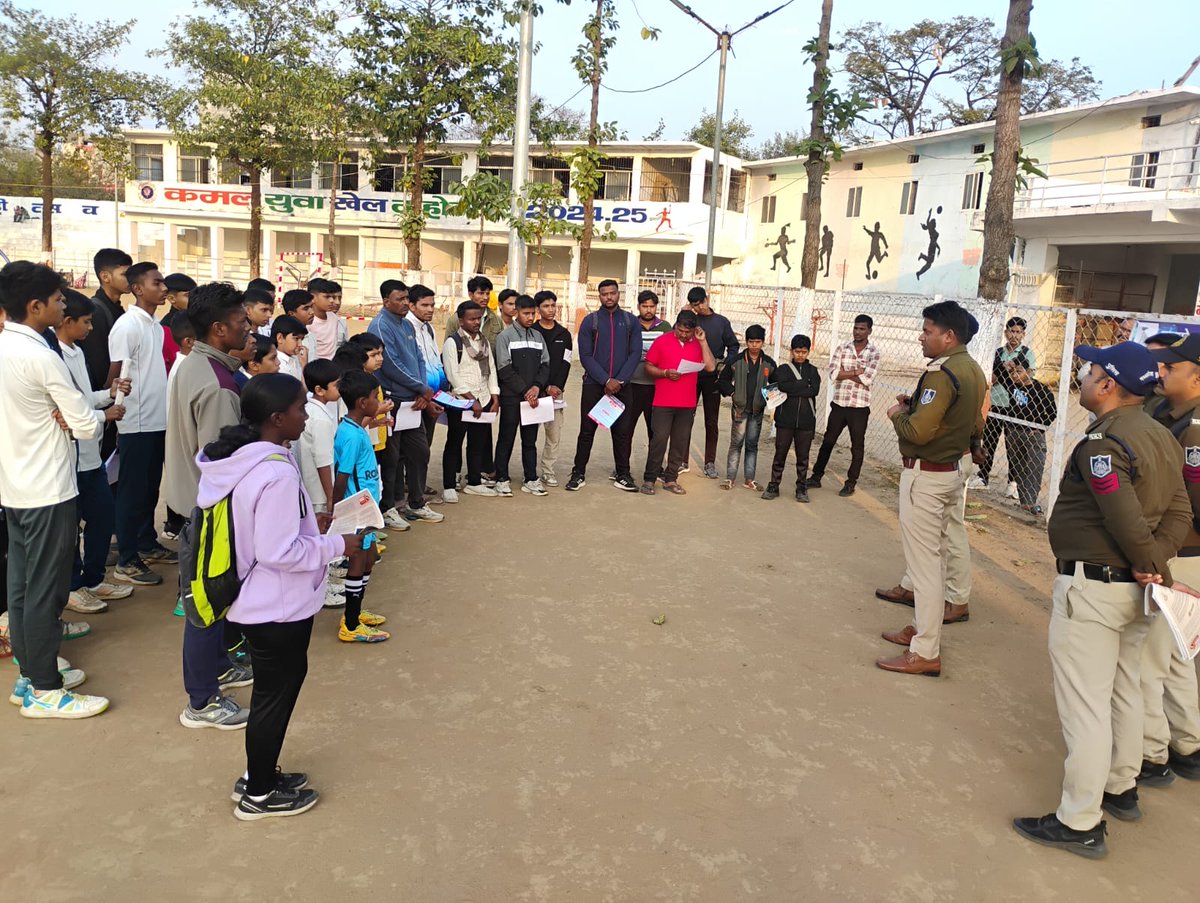 OfficialSPharda's tweet image. जिला हरदा थाना कोतवाली प्रभारी एवं स्टॉफ द्वारा नेहरू स्टेडियम में खिलाडीयों को सायबर जागरूकता अभियान के तहत सायबर ठगी ओर इससे बचने की जानकारी दी गई ।
@CMMadhyaPradesh @DGP_MP  @igp_hbd @MPPoliceDeptt