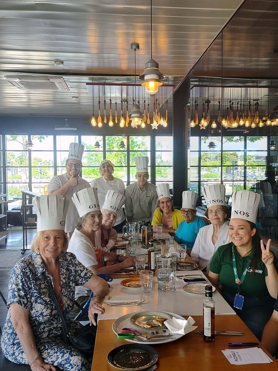 En Grandes Amigos sabemos que la mejor receta para
combatir la soledad es compartir buenos momentos…
¡y si hay pizza de por medio, mucho mejor! 😍 Gracias
a @ginosristorante, las personas mayores y
voluntarias disfrutan de talleres de pizzas durante todo el año. #diadelapizza 🍕