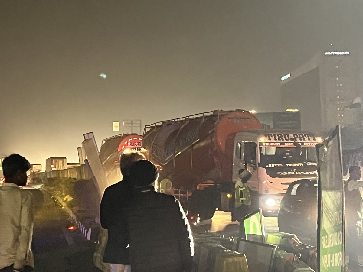 Dharm9971056932's tweet photo. Traffic jam at Kherkidhaula toll U turn due to u turn closer. Vatika floyover is one way. Sec 77, 82, 83, 84, 85 badly impacted #Dirty politics #mcm elections 

@DC_Gurugram @NHAI_Official 
@RaoNarbir @Rao_InderjitS @nitin_gadkari https://t.co/qC9AuXkhgL