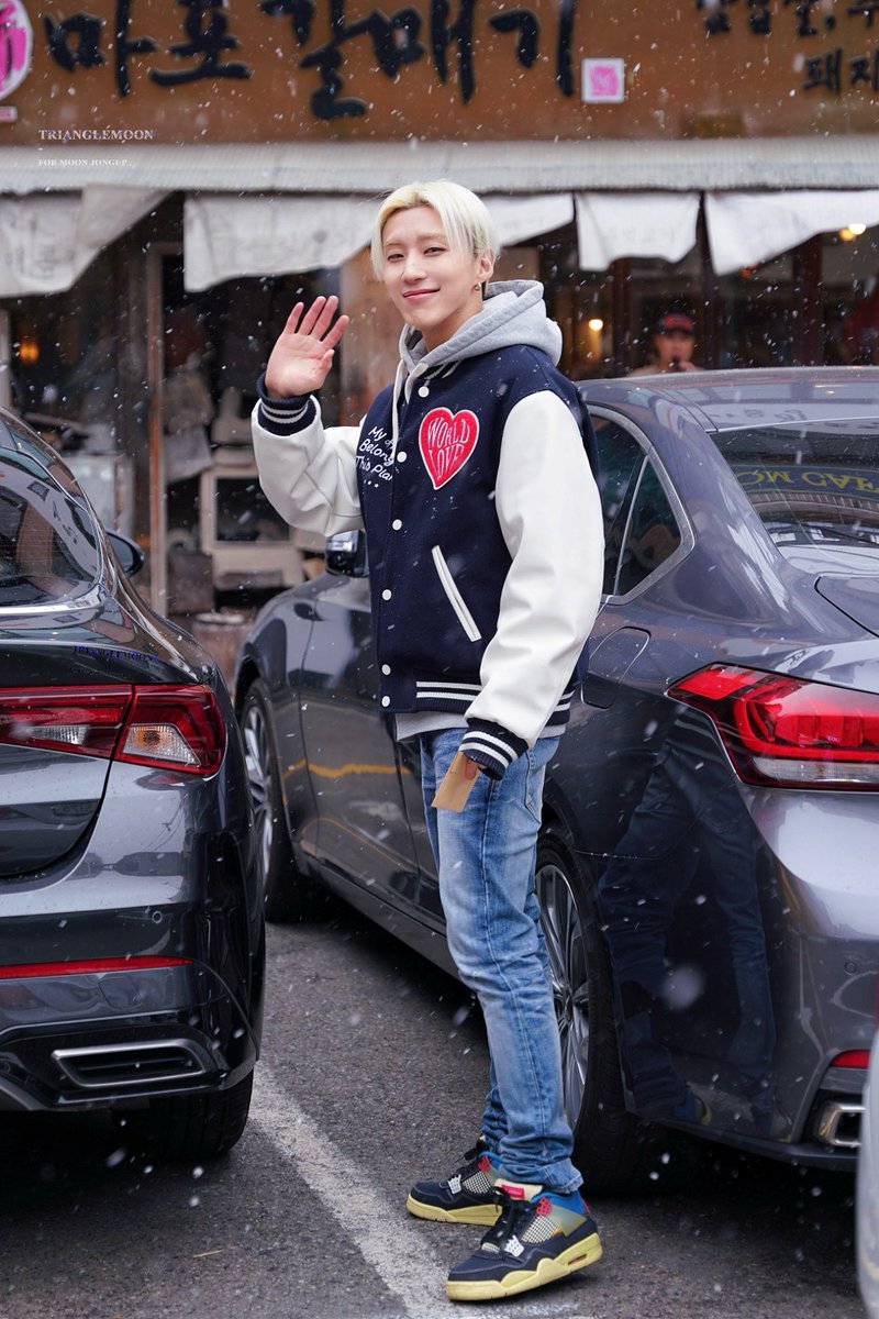 250206 JONGUP BIRTHDAY FRAME EVENT

종업오빠 생일 너무너무 추카해애!!!!🖤 
(그래도 12시전에 글 올렸다ㅋㅋㅋㅋ)

눈와 함께 온 오늘의 주인공❄️
와줘서 고마워, 우당탕탕한 것도 낭만이야🤍

#문종업 #MOONJONGUP
#文鐘業 #ムンジョンオプ
#UPPIEYA_HBD_NEXTPAGE
#해피어뿌쓰데이_NEXTPAGE