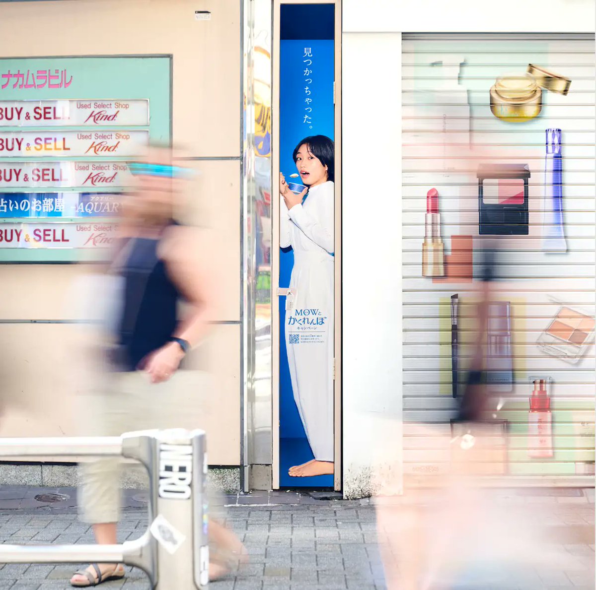 creative_i_p's tweet photo. 【探す広告】
森永乳業のミルクアイス「MOW」は、TVCMの放映に合わせた「MOWいいかい？MOWいいよ」のコピーを基に、渋谷の街を舞台としたかくれんぼ広告を掲出。
街中の未使用スペースに合わせて隠れるイメージモデルを見つけ出す「探す広告」に仕立てました。 https://t.co/vpO4YamYkk