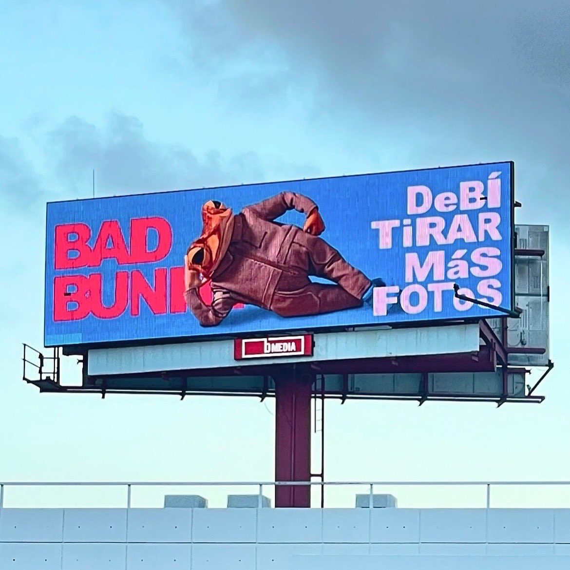 El sapo Concho protagonista de este billboard, imagen publicada en la red X de Quique Rivera
