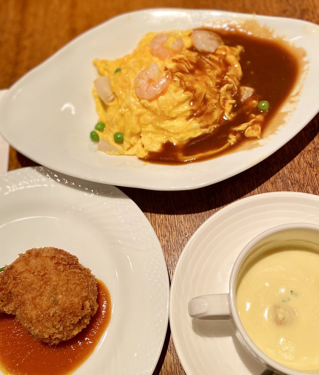 mikiss54's tweet photo. ものすごくお久しぶりのグリル満天星⭐︎
ミニサイズのオムライス(オムレツライスというんだよね)と、カニクリームコロッケ、スープ、あと写ってないけどサラダ🥗いただきました。

たまにはいいね😊

#グリル満天星 https://t.co/FeBI3MFsZQ